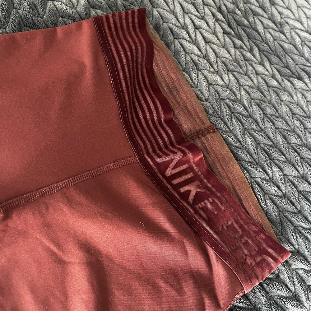 Women’s Nike leggings size M.